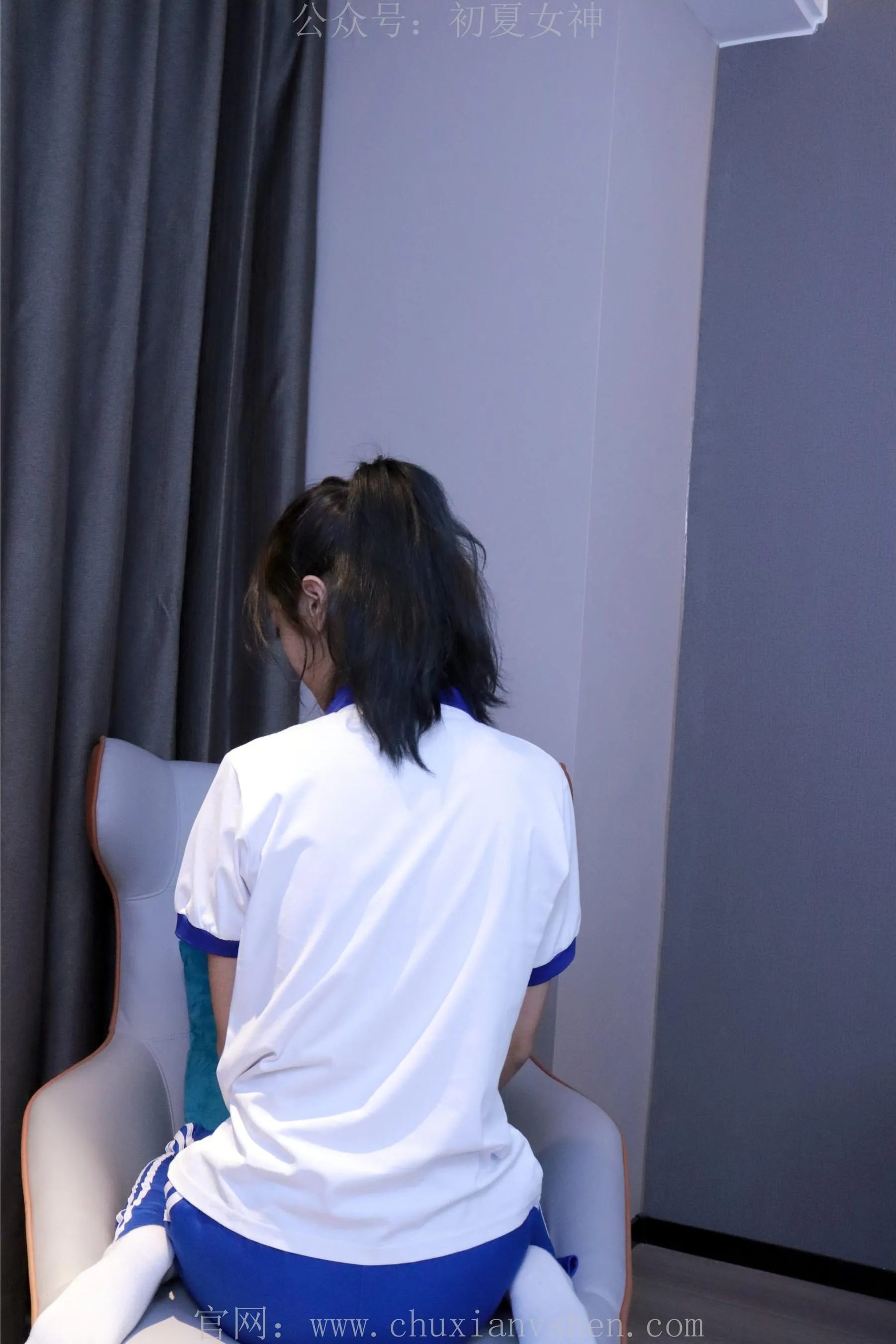 初夏女神 NO.001 依依校服搭配37码运动鞋拍摄 [126P]插图